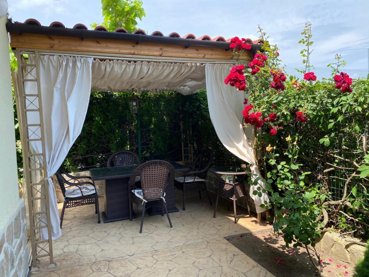 Sunny Guest House Равда Екстериор снимка